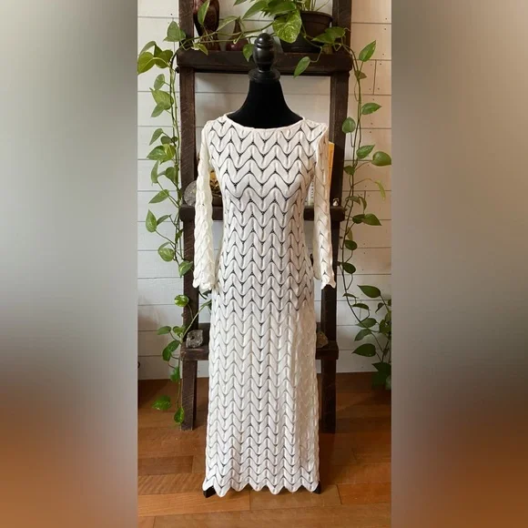 Lesley Evers: Long White Knit Beach V Cut Dress - Picture 17 of 17